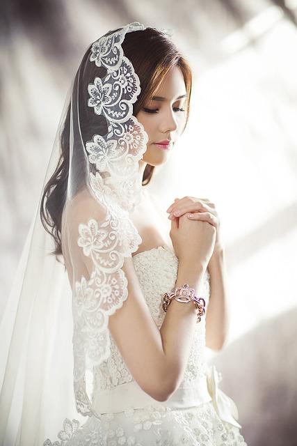 Svatební šaty: Symbol čistoty lásky nebo iluze?